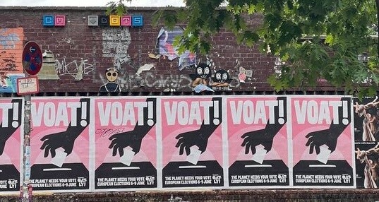 A picture of signs in Swedish saying 'voat'. 